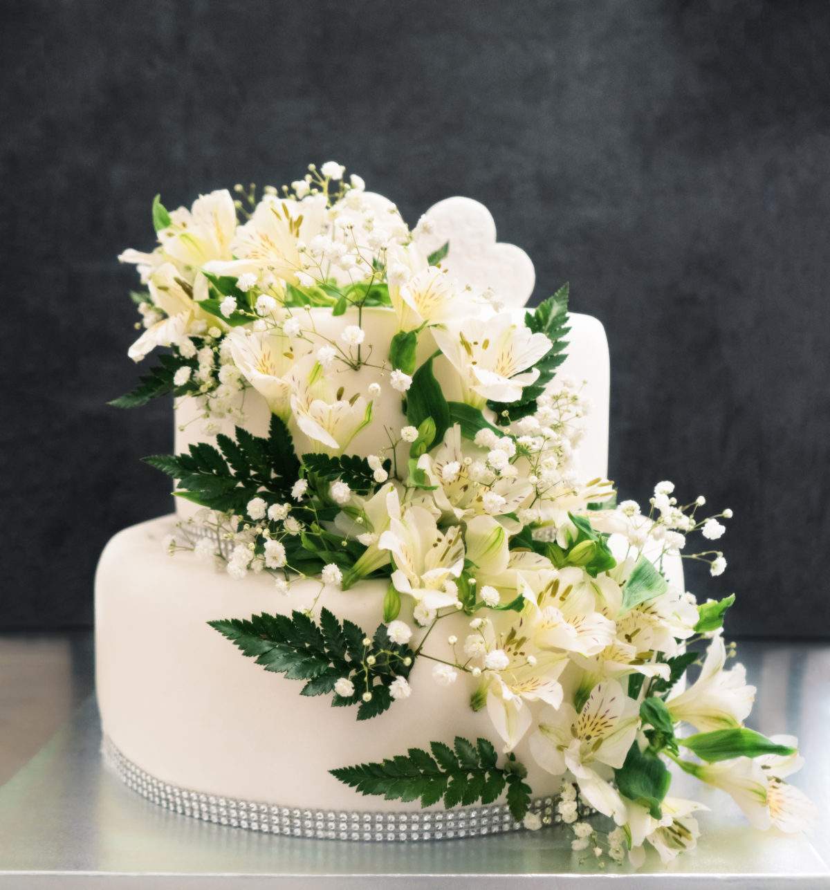 Svadoná torta s kvetmi