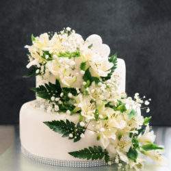 Svadoná torta s kvetmi