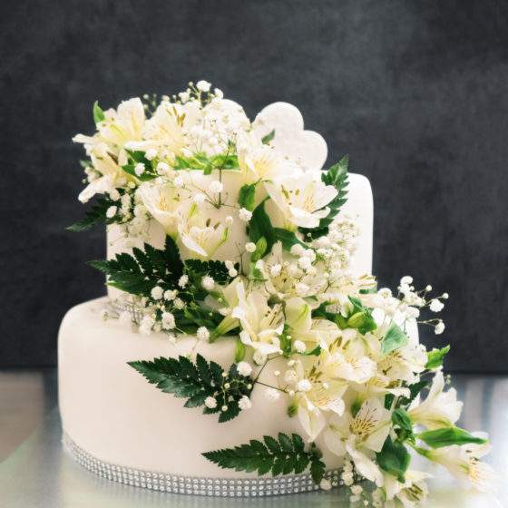 Svadoná torta s kvetmi